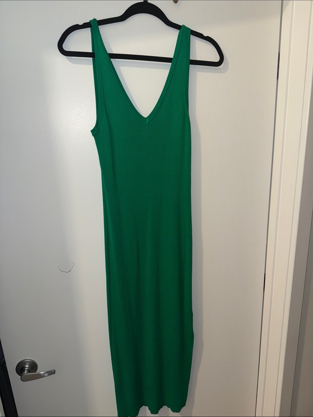 Sleek Green V-Neck Ribbed Maxi Dress